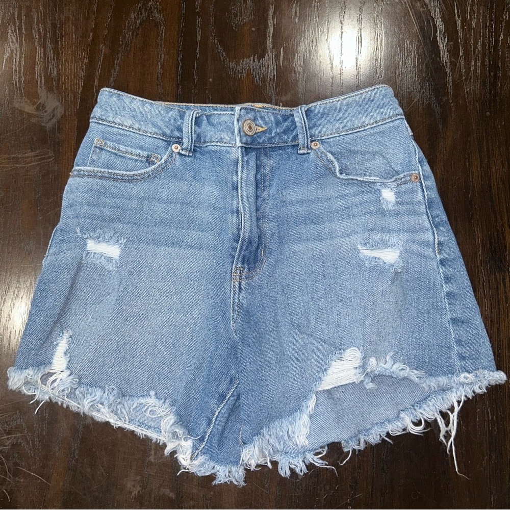 NWOT HAPPILY GREY distressed Jean shorts sz 3/26